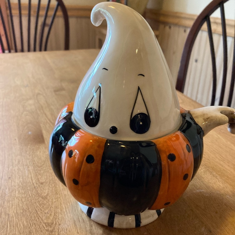 Transpac Everyday is a holiday ceramic ghost/pumpkin bowl with lid